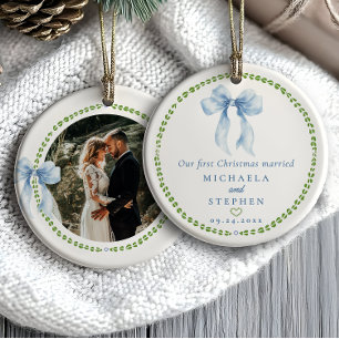 Grandmillennial Bows Eerste kerst getrouwd foto Keramisch Ornament