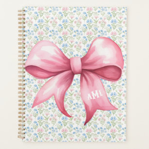 Grandmillennial floral monogram au ruban rose