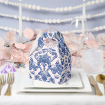 Grandmillennial Rose & Blue Damas<br><div class="desc">Ce design de boîte à gable de fête a un design primitif grand-millénaire avec un motif bleu marine damassé sur un arrière - plan rose roux.</div>