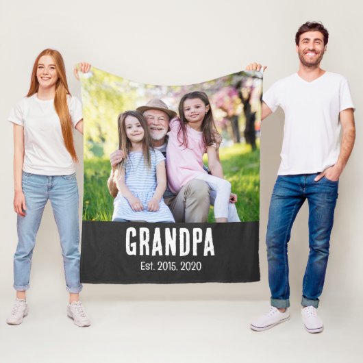Grandpa Established White Script Photo Fleece Deken (In situ)