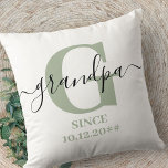 Grandpa Monogramme Élégant Script Vert Argent<br><div class="desc">Coussin personnalisé pour un nouveau grand-père ou grand-père établi de longue date, que vous pouvez customiser avec la date à laquelle ils sont devenus grand-père. Ce design minimaliste branché présente une palette subtile de couleurs vert argenté, noir et blanc. Il a un monogramme grand-père, avec la lettre initiale G et...</div>