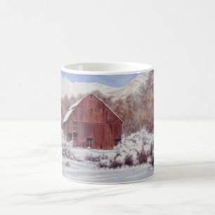Grange de neige dans la tasse de montagnes