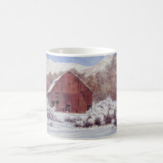 Grange de neige dans la tasse de montagnes