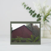 Grange rouge avec carte postale Ivy (Debout devant)