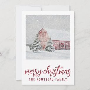 Grange rouge dans la carte de Noël de neige d'hive