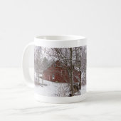 Grange Rouge Dans La Mug De Café À Neige (Devant gauche)