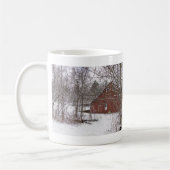 Grange Rouge Dans La Mug De Café À Neige (Gauche)