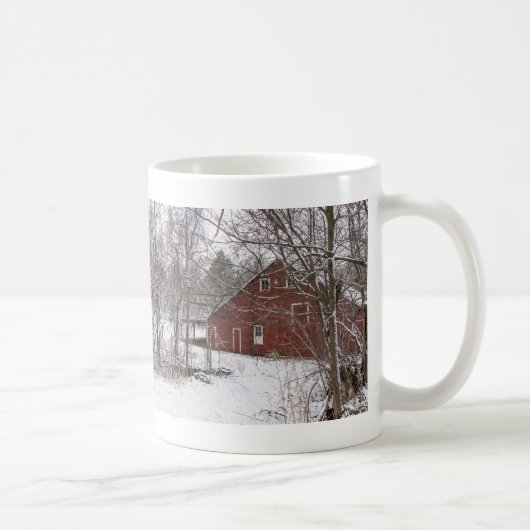 Grange Rouge Dans La Mug De Café À Neige (Droite)