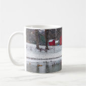 Grange Rouge Dans La Mug De Café Peint De Neige (Gauche)