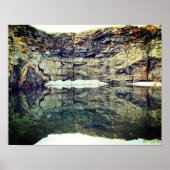 Granite Rock Cliff reflecteert op Pond Poster (Voorkant)
