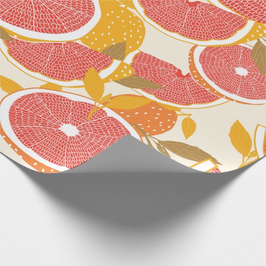 Grapefruit en halve snijwonden met bladeren op wit cadeaupapier (Hoek)