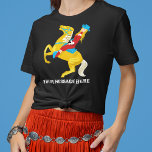 Graphique de message personnalisé de la cowgirl oc<br><div class="desc">Ride en style avec ce tee-shirt graphique amusant avec une illustration de style rétro d'une cowgirl à cheval. Vous trouverez ci-dessous un spot pour ajouter votre propre message ou slogan en lettres blanches à l'occidentale.</div>