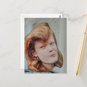 Grapige rode hoofd in een elegante kamer surreële briefkaart