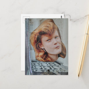 Grapige rode hoofd in een elegante kamer surreële briefkaart