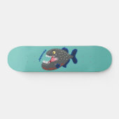 Grapjige piranha cartoon illustratie skateboard (Horizontaal)