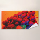 Grappe de raisin bleu à la lumière de néon orange. (Serviette de bain)