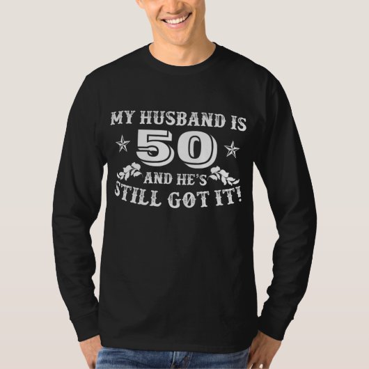 Grappig 50th Birthday Mijn man is 50 en hij is T-shirt (Voorkant)
