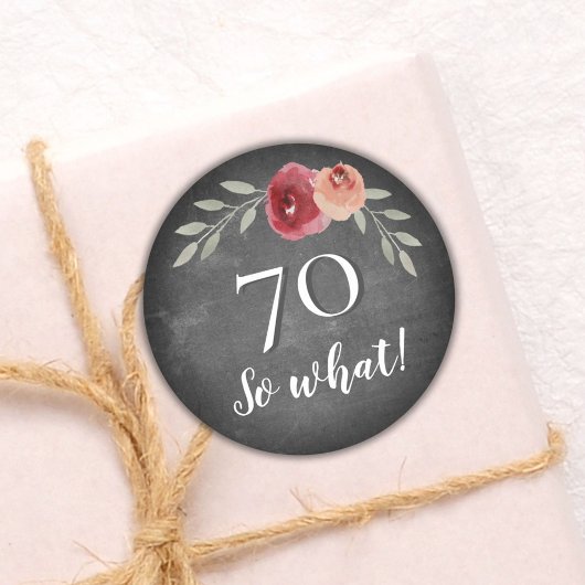 Grappig 70 wat Chalkboard Floral 70th Birthday Ronde Sticker