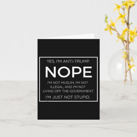 Grappig anti Trump citaat - ik ben gewoon niet dom Kaart (Gele Bloem)