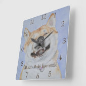 grappig beeld van een lachende hond van akita vierkante klok (Hoek)