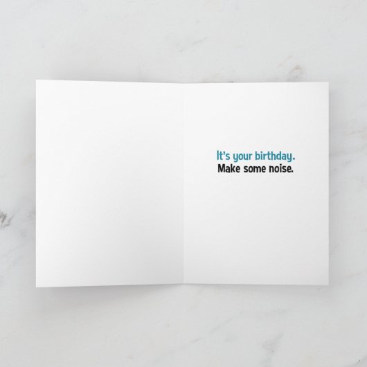 Grappig Beer dat een Noisemaker Birthday vindt Kaart (Binnen)