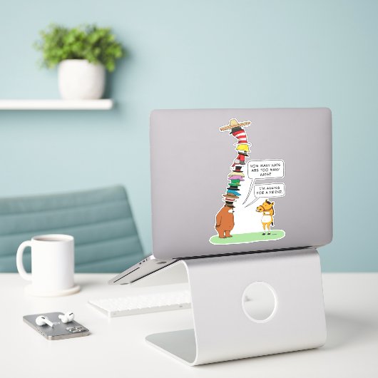 Grappig Beer dat veel Petten draagt Sticker (Laptop op bureau)