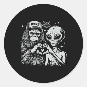 Grappig Bigfoot en Alien Heart Hand Sign Ronde Sticker