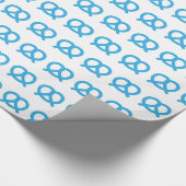 Grappig blauw Pretzel patroon Duits Oktoberfest Cadeaupapier (Hoek)