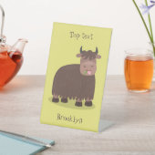 Grappig blij dat ik gras cartoon zie eten reclamebord met voetstuk (Insitu)