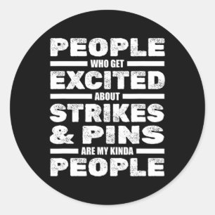Grappig Bowling speler team slaat pinnen - Bowler Ronde Sticker