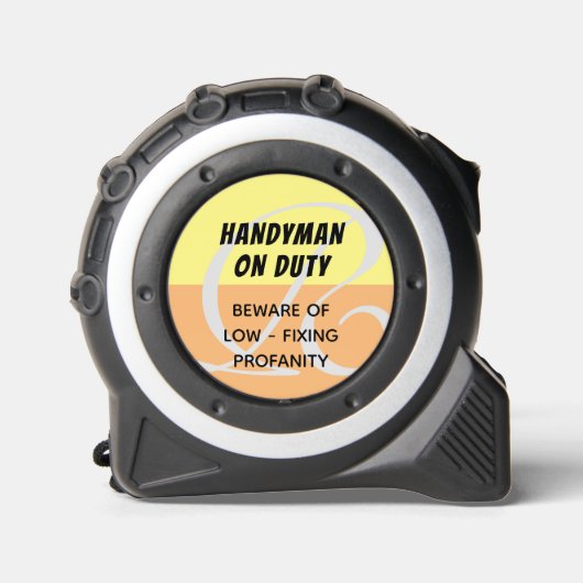 Grappig citaat | Handyman in dienst | monogram Rolmaat (Voorkant)