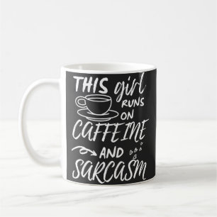 Grappig dat dit meisje op Caffeine en Sarcasm loop Koffiemok
