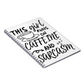 Grappig dat dit meisje op Caffeine en Sarcasm loop Notitieboek (Rechterzijde)