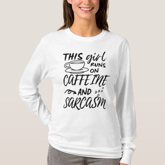 Grappig dat dit meisje op Caffeine en Sarcasm loop T-shirt (Voorkant)
