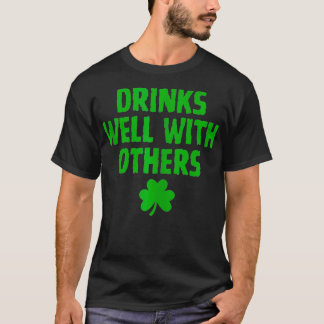 Grappig Drink goed met anderen Drink St Patricks T-shirt