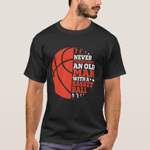 Grappig, een oud Man met een basketbal T-shirt