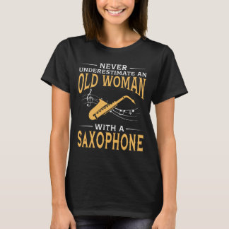 Grappig een oude vrouw met een saxofoon t-shirt