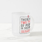 Grappig geeky, Twee soorten mensen in deze wereld  Matglas Koffiemok (Voorkant rechts)