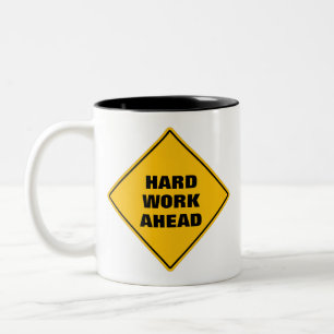Grappig geel hard werk vooruit waarschuwend wegbor tweekleurige koffiemok