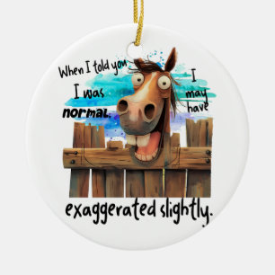 GRAPPIG GEK PAARD KIJKT OVER HET HEK KERAMISCH ORNAMENT