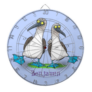 Grappig, gelukkig blauw gefundeerde cartoon die op dartbord