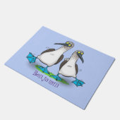 Grappig, gelukkig blauw gefundeerde cartoon die op deurmat (Schuin)