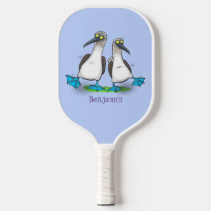 Grappig, gelukkig blauw gefundeerde cartoon die op pickleball paddle