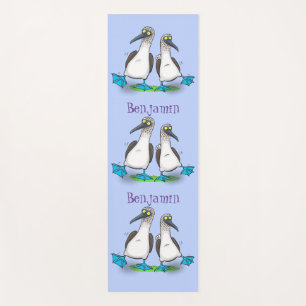 Grappig, gelukkig blauw gefundeerde cartoon die op yogamat