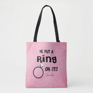 Grappig gepersonaliseerd dat hij er een ring op ze draagtas