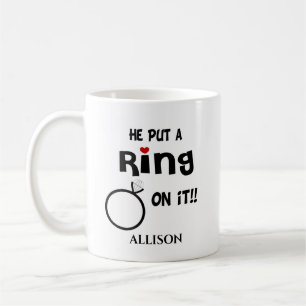 Grappig gepersonaliseerd Hij zette een ring erop Koffiemok