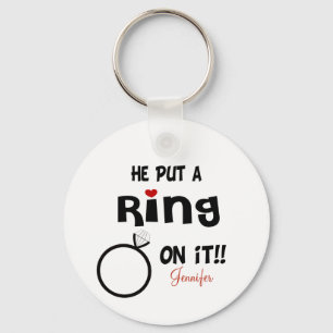 Grappig gepersonaliseerd Hij zette een ring erop Sleutelhanger