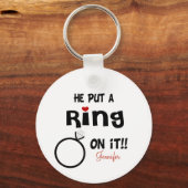 Grappig gepersonaliseerd Hij zette een ring erop Sleutelhanger (Voorkant)