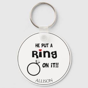Grappig gepersonaliseerd Hij zette een ring erop Sleutelhanger