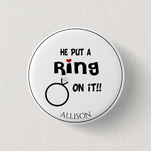 Grappig gepersonaliseerd Hij zette een ring op de  Ronde Button 3,2 Cm